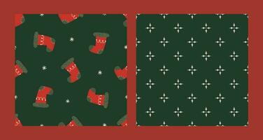 nahtlos Muster einstellen mit Weihnachten rot Socke und geometrisch Ornament auf dunkel Grün Hintergrund. Weihnachten und Neu Jahr Konzept. Hand gezeichnet retro Jahrgang Vektor Textur