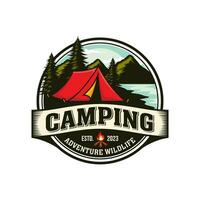 Camping- und Abenteuerillustrationslogo-Vektorabzeichen vektor