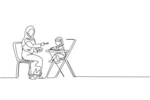 en kontinuerlig linjeteckning av ung islamisk mamma som matar hennes småbarns hälsokost på barnmatbordet. lyckliga arabiska muslimska föräldraskap familjen koncept. dynamisk singleline rita design vektor illustration