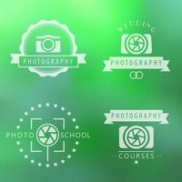 fotografi, kurser, fotoskola, fotograflogotyp, emblem, skyltar på grön suddig bakgrund vektor