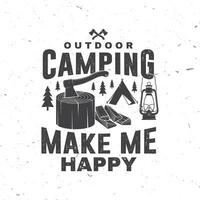 draussen Camping machen mich glücklich. Vektor. Konzept zum Hemd oder Logo, drucken, Briefmarke oder Tee. Jahrgang Typografie Design mit Laterne und Axt im Stumpf Silhouette. vektor