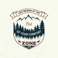 Leben beginnt beim das Ende von Ihre Komfort Zone. Vektor. Konzept zum Shirt, Logo, drucken, Briefmarke. Jahrgang Typografie Design mit Camping Zelt, Berg, Elch, Wald Silhouette. draussen Abenteuer Zitat vektor