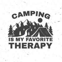 Camping ist meine Liebling Therapie. Vektor. Konzept zum Shirt, Logo, drucken, Briefmarke oder Tee. Jahrgang Typografie Design mit Camping Zelt, Berg und Wald Silhouette. draussen Abenteuer Zitat vektor
