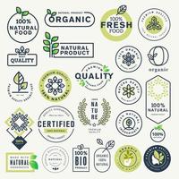 uppsättning etiketter och klistermärken för ekologisk mat och dryck och naturprodukter vektor