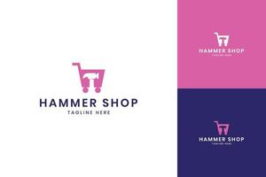 Hammer Shop Negativraum-Logo-Design vektor
