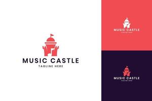 Musikschloss Negativraum-Logo-Design vektor