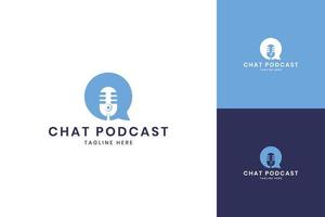 chatt podcast negativ rymd logotyp design vektor