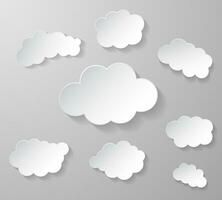 Papier Wolken auf grau Hintergrund. schwebend Wolken. Vektor Illustration