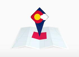 colorado är avbildad på en vikta papper Karta och fästs plats markör med flagga av colorado. vektor