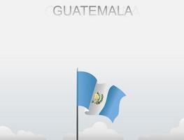 die guatemala-flagge weht an einer stange, die hoch unter dem weißen himmel steht vektor
