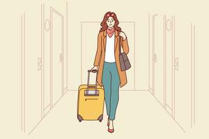 kvinna turist är i korridor av hotell, går med resa resväska, efter slutföra företag resa. framgångsrik flicka med bagage checkar in i hotell till ha Bra tid under sommar semester vektor