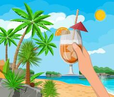 Glas von kalt trinken, Alkohol Cocktail im Hand. Landschaft von Palme Baum auf Strand. Sonne mit Betrachtung im Wasser und Wolken. Tag im tropisch Ort. Ferien und Feiertage. Vektor Illustration im eben Stil