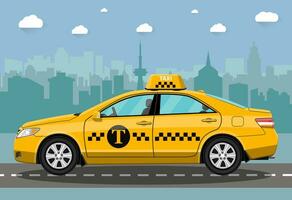 gul taxi bil i främre av stad silhuett och himmel med moln, vektor illustration i enkel platt design