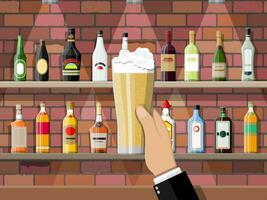 Trinken Einrichtung. Hand mit Glas von Bier. Innere von Kneipe, Cafe oder Bar. Bar Schalter, Regale mit Alkohol Flaschen. Brille und Lampe. Vektor Illustration im eben Stil.