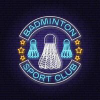 badminton sport neon emblem. vektor illustration. årgång badminton märka med racket och fjäderboll silhuetter. begrepp för skjorta eller logotyp, skriva ut, stämpel eller tee.