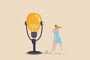 Motivations-Podcast, Inspirationsidee für Selbstverbesserung und Karriereentwicklung anhören, Erfolgsgeschichtenkonzept, inspirierte Frau, die Kopfhörer verwendet, um das große Glühbirnen-Ideen-Podcast-Mikrofon zu hören. vektor
