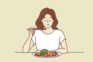 kvinna äter aptitlig färsk vegetabiliska sallad och stänger ögon, njuter utsökt och friska diet. flicka har lunch eller middag med grönsaker, enligt till råd av nutritionist, rekommenderad ny diet vektor