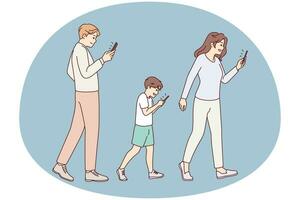 Familie mit Kind Gehen Straße halten Smartphones. süchtig Eltern und Kind mit Handy. Handy, Mobiltelefon Telefone und Technologie Sucht. Vektor Illustration.