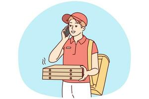 glücklich jung männlich Lieferant mit Pizza Kisten Berufung Klient auf Handy. lächelnd Mann Kurier liefern bestellen zu Kunde. Vektor Illustration.