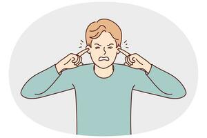 olycklig ung man omslag öron lida från outhärdlig ljud. upprörd betonade kille stänga öron känna besvära sig och irriterad med ljud. vektor illustration.