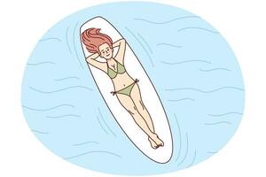 glücklich Frau Lügen auf Tafel Schwimmen im Meer auf Sommer- Urlaube. lächelnd Mädchen genießen Sommer im Schwimmen Schwimmbad. Erholung Konzept. Vektor Illustration.