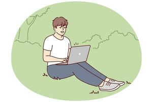 lächelnder junger Mann sitzt auf dem Boden im Park und arbeitet am Laptop. glücklicher männlicher freiberuflicher typ auf dem computer im freien. Remote-Job oder Ausbildung. Vektor-Illustration. vektor