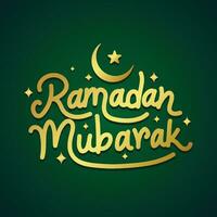 ramadan mubarak gyllene Färg hand dragen text vektor illustration med måne och stjärna på grön bakgrund. islamic kalligrafi till fira muslim största religiös månad ramadan kareem.
