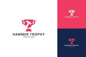 Hammer Trophäe Negativ Space Logo Design vektor