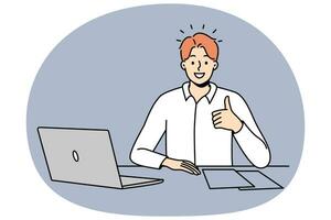 leende ung affärsman sitta på kontor skrivbord arbete på dator visa tumme upp. leende manlig anställd rekommendera Bra arbetsplats eller företag. vektor illustration.