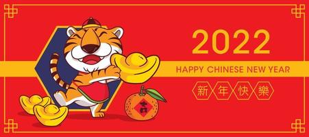 2022 lyckligt kinesiskt nytt år gratulationskort. tecknad gullig tiger som håller stort guldgöt. guldgöt och mandarinapelsin på golvet med kinesiskt nyår 2022 vektor