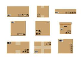 Karton Kisten einstellen isoliert auf Weiß. Karton Lieferung Verpackung geschlossen, versiegelt, kubisch, groß und klein Box mit fragil Zeichen. Vektor Illustration im eben Stil