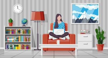 Innere von modern Leben Zimmer. Freiberufler auf Sofa Arbeiten beim Zuhause mit Laptop. Frau chillen auf Sessel. Hipster Charakter im Jeans und T-Shirt. Lampe, Bibliothek, Pflanze. eben Vektor Illustration