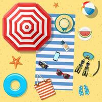 Strand Zubehör oben legen Aussicht auf Sand. gestreift Handtuch, Regenschirm, Flip Flops, Flossen, schweben Ring, Schnorcheln Maske, Tasche, Sonnenbrille, Sonne Creme, Hut, Wassermelone Vektor Illustration im eben Stil