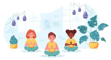 Kinder verschiedener Nationalitäten meditieren im Lotussitz. Gymnastik, Yoga und Meditation für Kinder. vektor