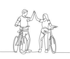 en linje ritning av unga lyckliga par man och kvinna tar en promenad med cykel på utmarken park och ger hög fem gest. relation koncept kontinuerlig linje rita design vektor illustration