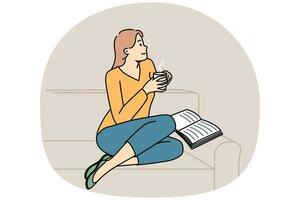 Verträumter junger Mann sitzt auf dem Sofa und liest ein Buch, das Kaffee trinkt. glückliches mädchen entspannen auf der couch im wohnzimmer mit warmem getränk. Vektor-Illustration. vektor