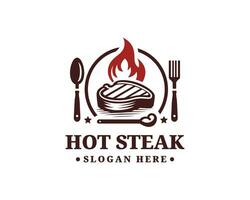 heiß Steak Grill Logo Design. Löffel Gabel mit Fleisch Feuer Flamme. Restaurant Logo vektor