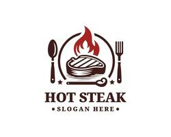 varm biff grill logotyp design. sked gaffel med kött brand flamma. restaurang logotyp vektor