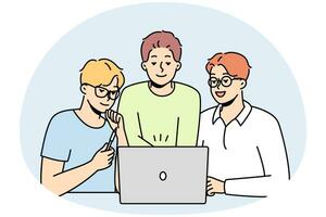 lächelnde männliche kollegen schauen gemeinsam auf den computerbildschirm und brainstormen. glückliche mitarbeiter kooperieren bei der arbeit am laptop am arbeitsplatz. Zusammenarbeit. Vektor-Illustration. vektor