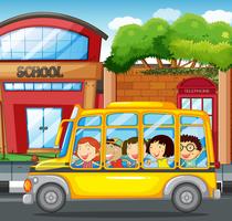 Barn som rider på gula bussen i stan vektor