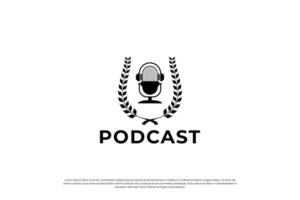Jahrgang Podcast Abzeichen, Emblem, Etikette Logo Design. Mikrofon Symbol, Kranz Element Logo Konzept. vektor