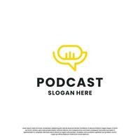 Podcast sich unterhalten Logo Design. Mikrofon mit sich unterhalten kombinieren vektor