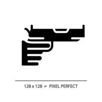 2d pixel perfekt glyf stil pistol i hand ikon, isolerat vektor, platt silhuett illustration representerar vapen. vektor