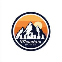 Mountain Outdoor-Abzeichen-Logo-Design vektor