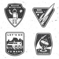 einstellen von Raum Mission Logo, Abzeichen, Patch. Vektor Konzept zum Shirt, drucken, Briefmarke, Overlay oder Vorlage. Jahrgang Typografie Design mit Raum Rakete, Astronaut auf das Mond und Erde Silhouette.