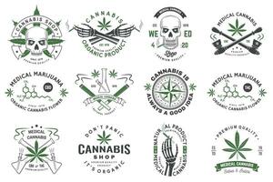 uppsättning av medicinsk cannabis bricka, märka med skalle, skelett hand, rökning marijuana. vektor årgång typografi logotyp design med cannabis, skelett hand silhuett för ogräs affär, marijuana leverans