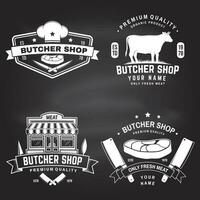 einstellen von Metzger Geschäft Abzeichen oder Etikette mit Kuh, Rindfleisch, Steak auf Tafel. Vektor. Jahrgang Typografie Logo Design mit Kuh, Steak Silhouette. Metzgerei Fleisch Geschäft, Markt, Restaurant Geschäft. vektor