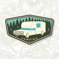 sommar läger. vektor. camping trailer emblem eller lappa. begrepp för skjorta eller logotyp, skriva ut, stämpel eller tee. årgång typografi design med rv husbil och skog silhuett. vektor