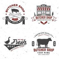 einstellen von Metzger Geschäft Abzeichen oder Etikette mit Kuh, Schwein, Gans. Vektor. Jahrgang Typografie Logo Design mit Kuh, Schwein, Gans Silhouette. Metzgerei Fleisch Geschäft, Markt, Restaurant Geschäft. vektor