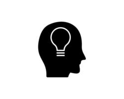 menschlicher Kopf mit Glühbirne im Glyphensymbol. Kreativität. Silhouette-Symbol. neue Ideen. negativer Raum. isolierte Vektorgrafik vektor